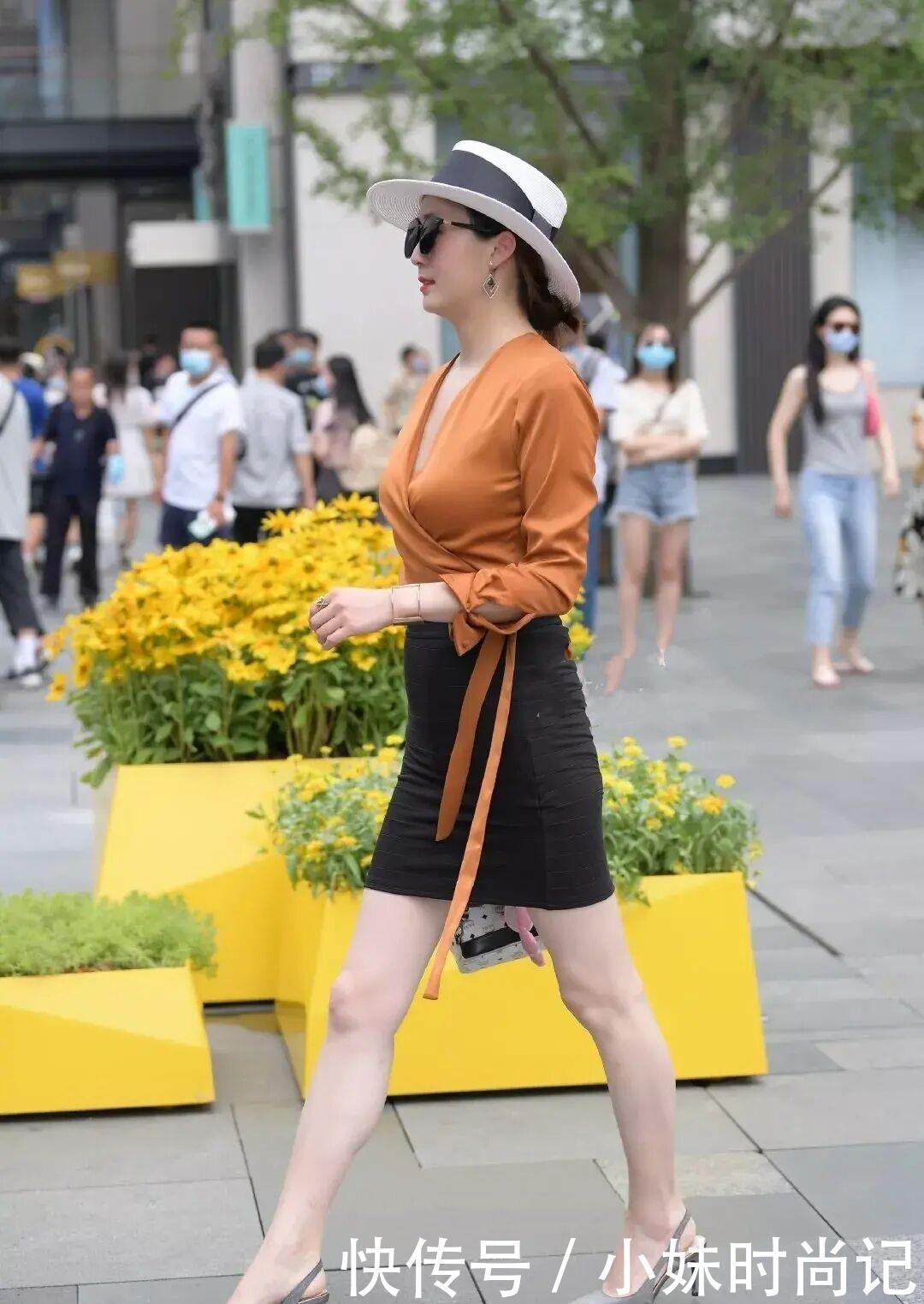 街拍“打底裤”过时了,你还在穿吗真正见过世面的女性都这么穿