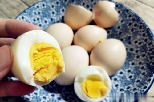 煮鸡蛋时,别只用清水煮多加1步,蛋壳一碰就掉,蛋黄嫩营养好