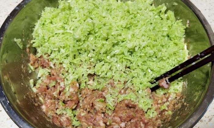 包饺子|冬天,萝卜白菜靠边站,用它包饺子,鲜嫩多汁营养高,家人都爱吃