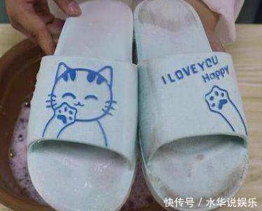 牙膏|拖鞋时间久了发黑有污垢,傻傻的用手洗教你一招,旧鞋秒变新鞋