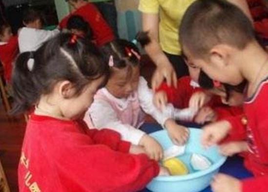 取名|爸爸姓“尿”,死活不肯让孩子随自己姓,妈妈机智取名被夸赞