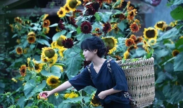 如果說(shuō)李子柒的生活對(duì)我們不切實(shí)際,那她穿的衣服我們倒能學(xué)學(xué)