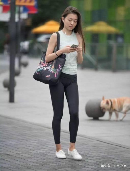 高挑|高挑挺拔的打底裤美女,笔直的小细腿盈盈可握!