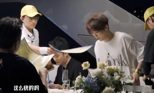 手机|节目组没收手机，邓超给孙俪打视频，谁注意鹿晗在干吗？