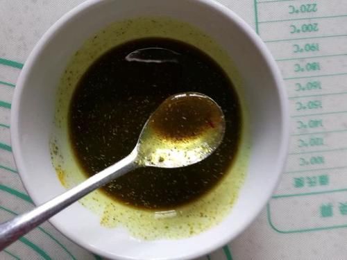 将面粉做成这种零食，简单几步就搞定了，成本低，味道好