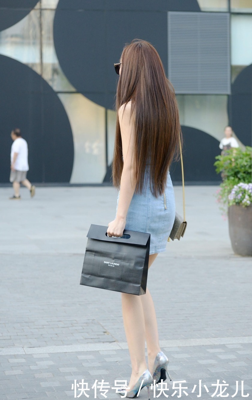 浅蓝色牛仔连衣短裙，裸露的皮肤白皙水嫩，大方又自信