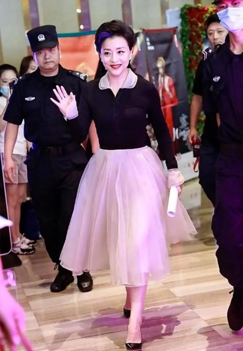 洋气|杨澜:腹有诗书气自华,一袭黑色斜肩连衣裙高级洋气,气质端庄