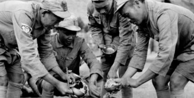 令人|志愿军缴获美军鸡蛋粉,为何一脚踢翻,知道原因后令人哭笑不得