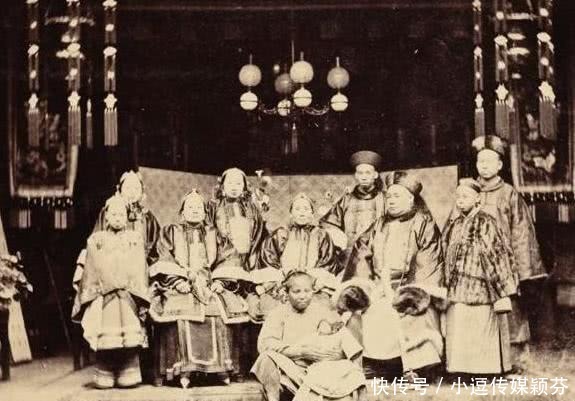 三世|清朝老照片：图2满族女子的鞋跟高，图6清朝的三世同堂全家福