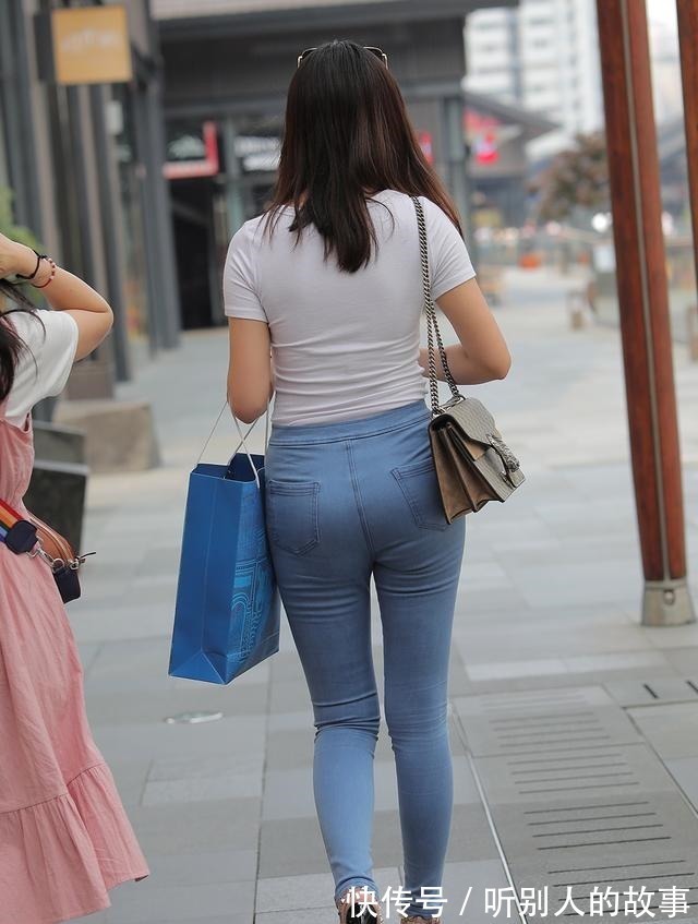 短袖 越简单越美丽,白色时尚短袖衫配蓝色牛仔裤,清新简约又休闲美丽!