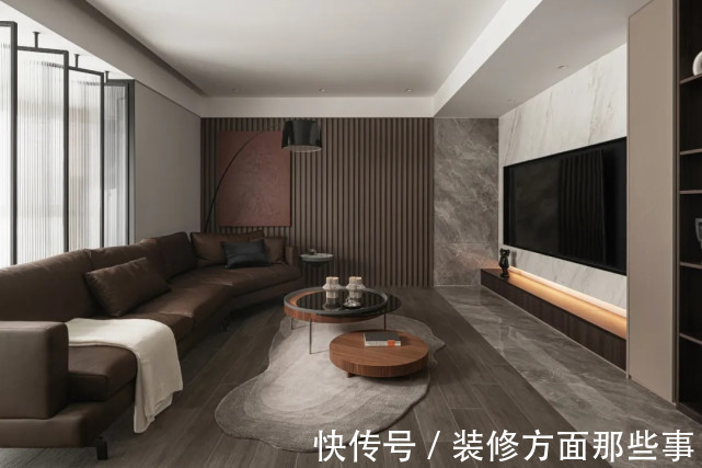 卫生间|135平简约风三居室,在大理石与木质护墙板旁边做了收纳设计