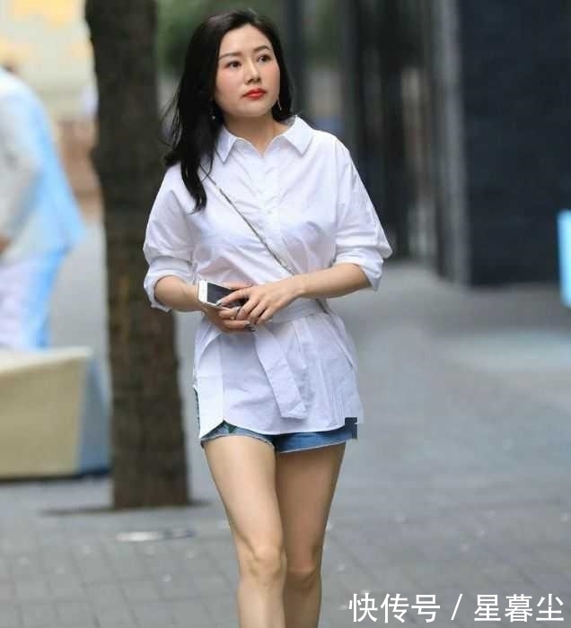 阿姨|阿姨一身白色衬衫穿搭，穿出了少女范，清新靓丽
