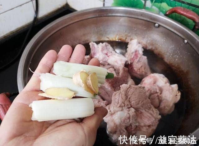 汤不白|不论炖什么骨头汤，不要直接加水炖，多加这一步，汤汁浓白似牛奶