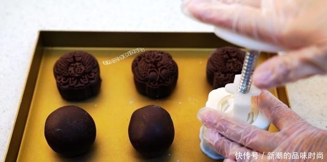 喜欢巧克力和椰蓉的试试这月饼,太香了!其它月饼一比都是浮云了