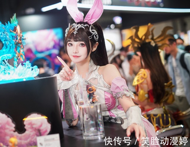 大魔王|斗罗大陆:一人COS四名角色,千仞雪性感傲娇,小舞清纯可人