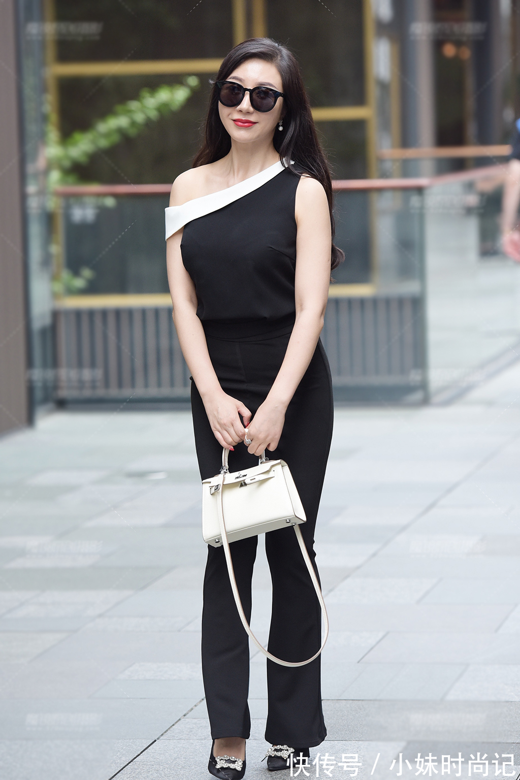 微喇叭裤 会穿搭的女生就是美,黑白露单肩衫配微喇叭裤,洋气时髦有魅力