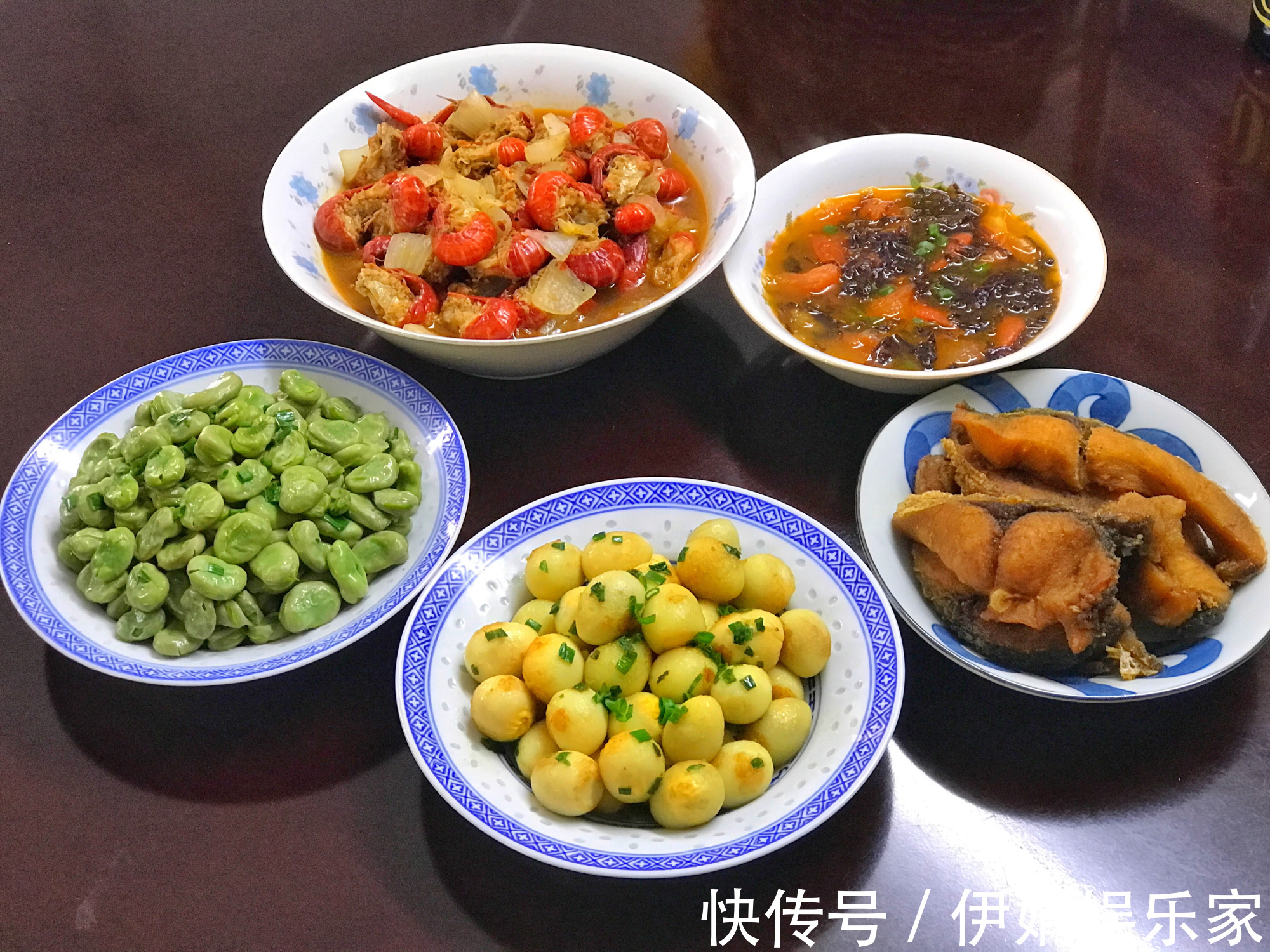 一家三口的假期晚餐，四菜一汤，简单不将就，朋友真会享受