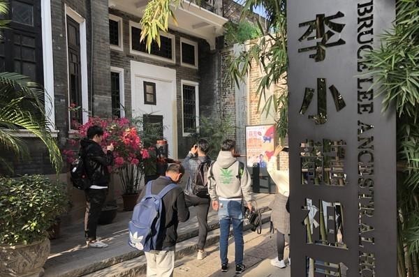 唢呐|「公鸡人」吹唢呐逛大街叫卖 咏春传人坐镇广州永庆坊