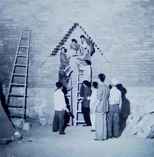 郭沫若|64年前定陵发掘旧照：郭沫若亲自指导，代价惨痛，图6是万历龙袍