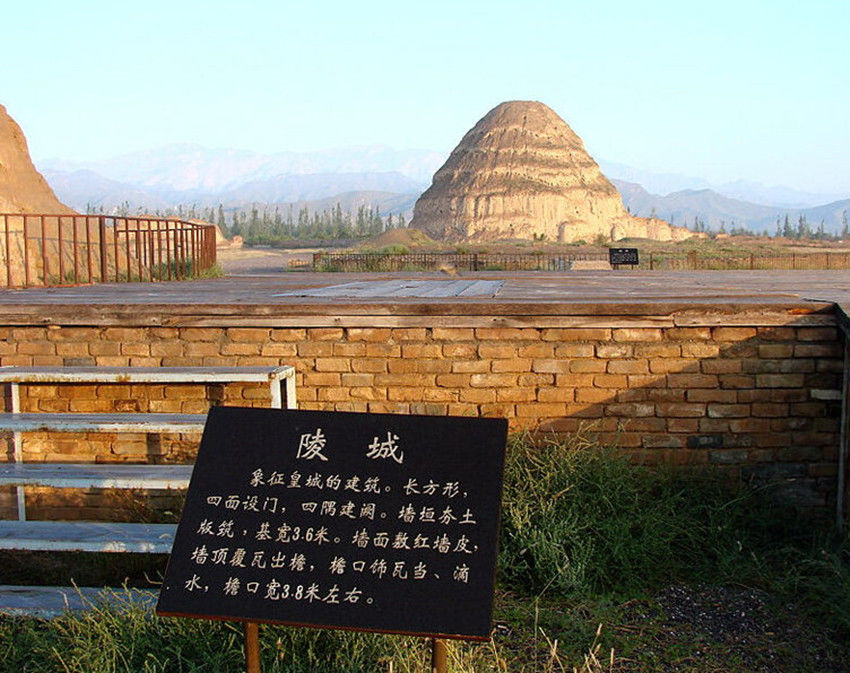 一座千年古陵墓，方圆500米寸草不生，千年间更是不落一只鸟