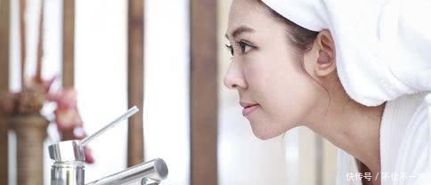 痘痘|刚把脸打湿就用洗面奶难怪痘痘黑头总是找上你!