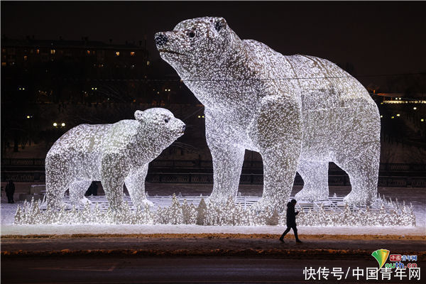 莫斯科亮起北极熊雕塑彩灯 迎接新年和圣诞