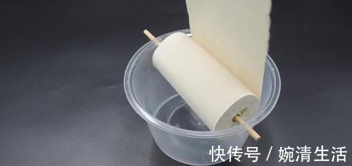 塑料打包盒上穿一根筷子，用途太棒了，解决了很多家庭困扰的烦恼