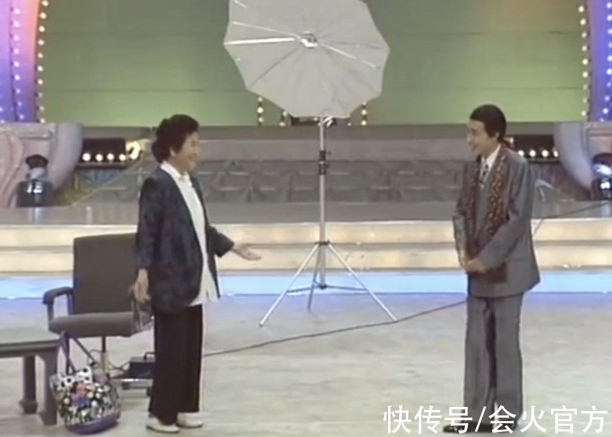 历年春晚九大神仙舞台！赵丽蓉意外摔倒跪地，李谷一连唱九首歌