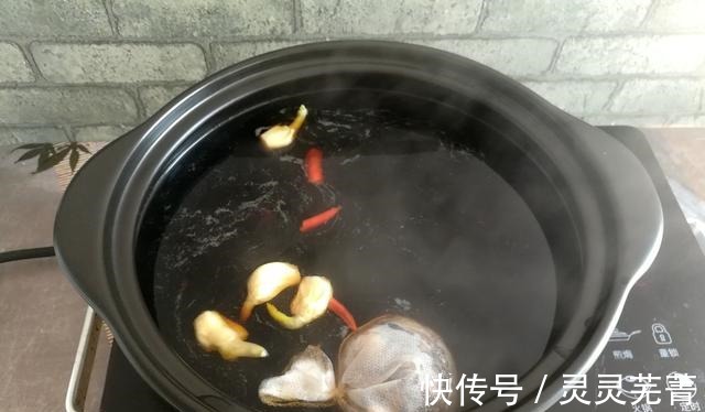 做卤菜时,牢记“1分2煮3泡”,鲜香入味,家人吃得很满足!