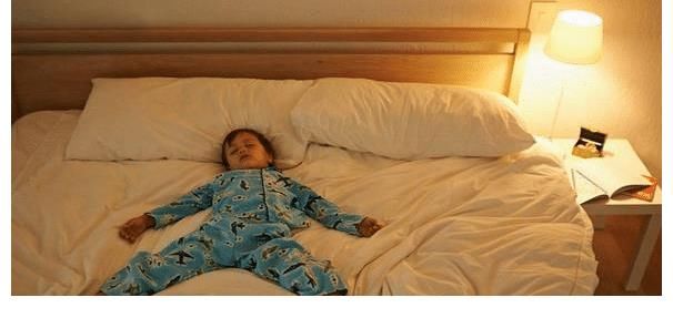 着凉|孩子入睡后不老实，不喜欢盖被子，家长应怎样做才不让孩子着凉？
