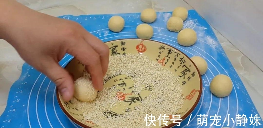 面粉又出新吃法,揉一揉锅里一扔,松软又香甜,比麻团面包都好吃