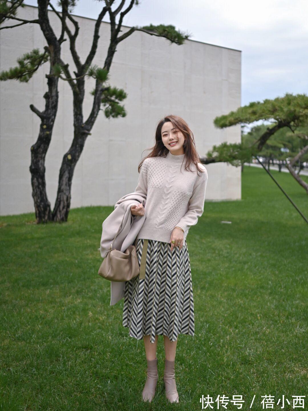 风衣|秋天建议30+女性多穿“半身裙”,搭配毛衣、风衣,优雅又显气质