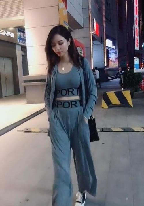 运动风格|户外穿搭运动风的小姐姐,贴身紧凑,丰满女人味十足