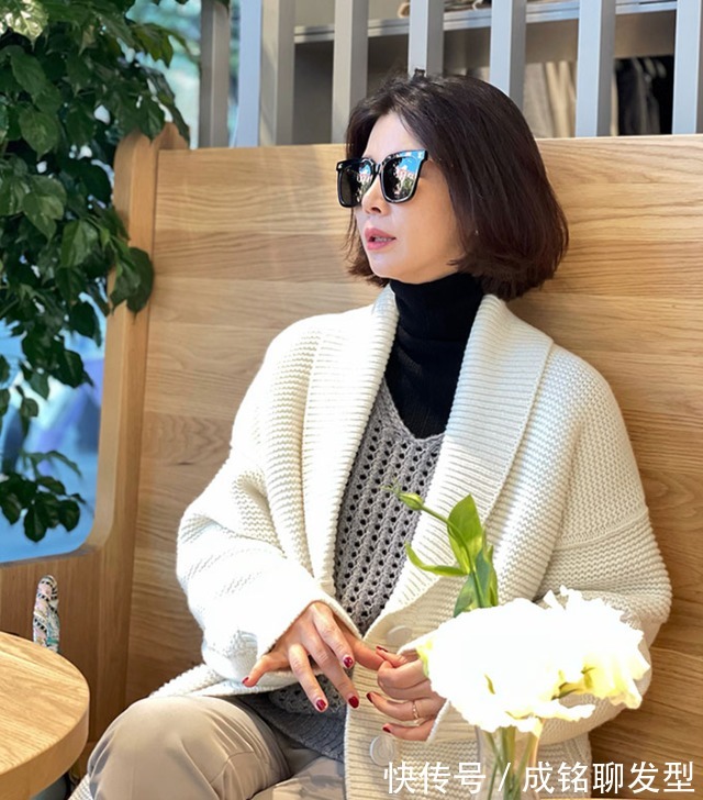 这身造型 这才是50岁+阿姨最美的冬季穿搭,真实随意不装嫩,时尚又显年轻