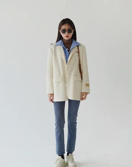 2021年春天流行的“毛呢小西装”，下装这样搭配很时髦，有韩范！