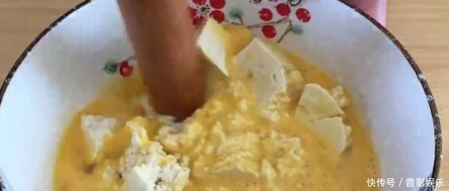 把豆腐放进鸡蛋液里,擀面杖一压,给红烧肉都不换,真是太香了