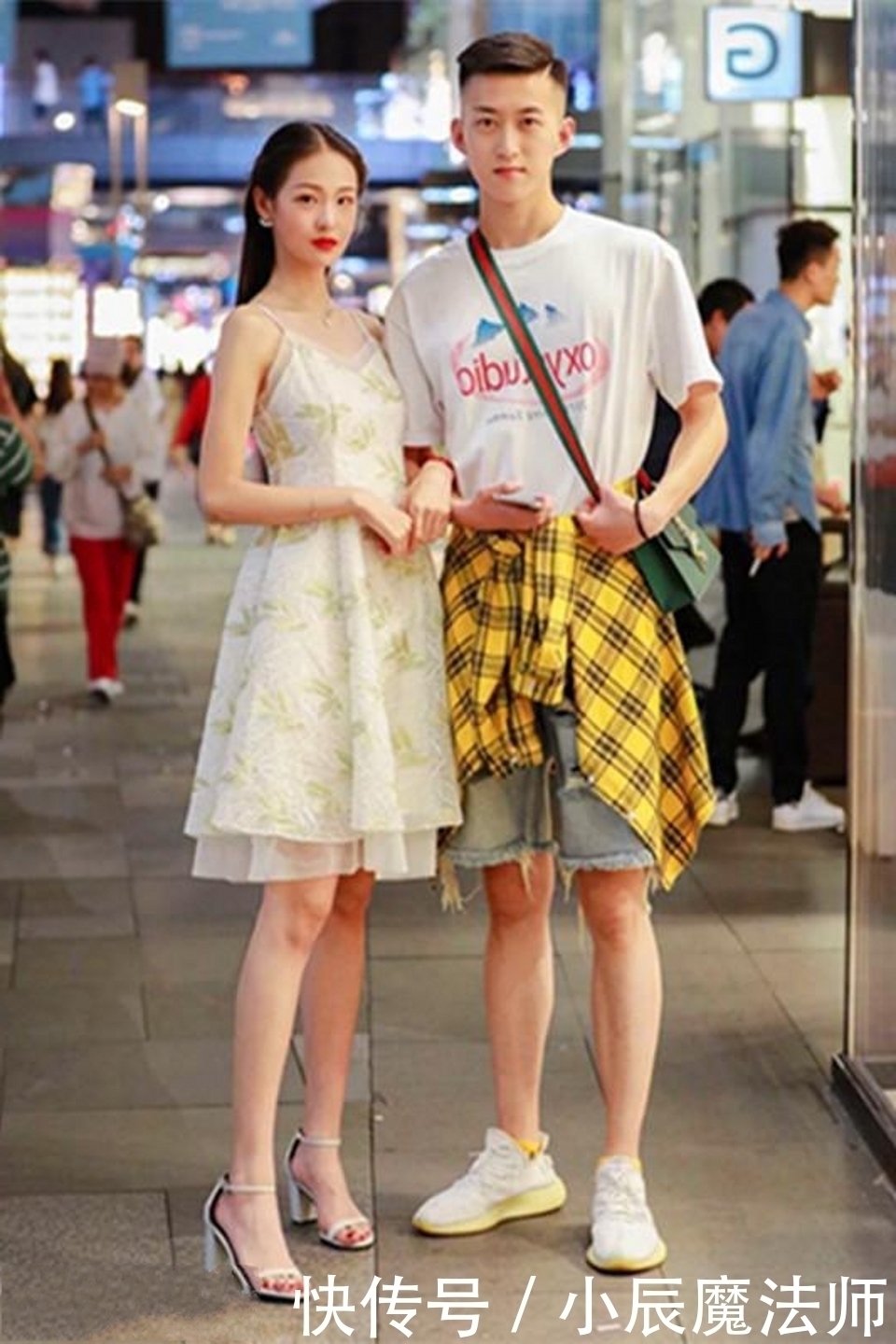 墨绿色|路人街拍,美女穿一字肩短衫,看起来非常的率性