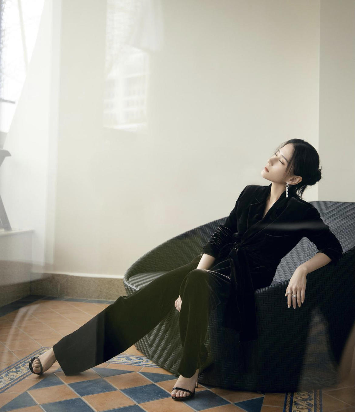 牛仔裤|何超莲才是名副其实的名媛,穿白色衬衫搭配高腰牛仔裤,高贵大气