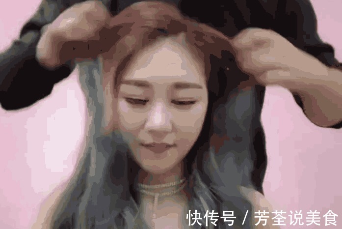 塑料膜 理发师用“绝活”给美女染发, 过程很奇葩,效果却出奇的好