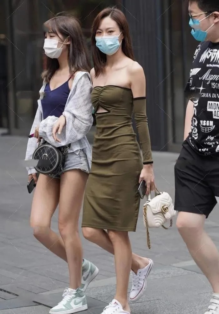 绿色|绿色无袖连衣裙,黑边装饰,更显高级质感