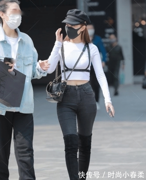 长袖上衣 白色长袖上衣搭配黑色牛仔裤,韵味十足,活力风满满