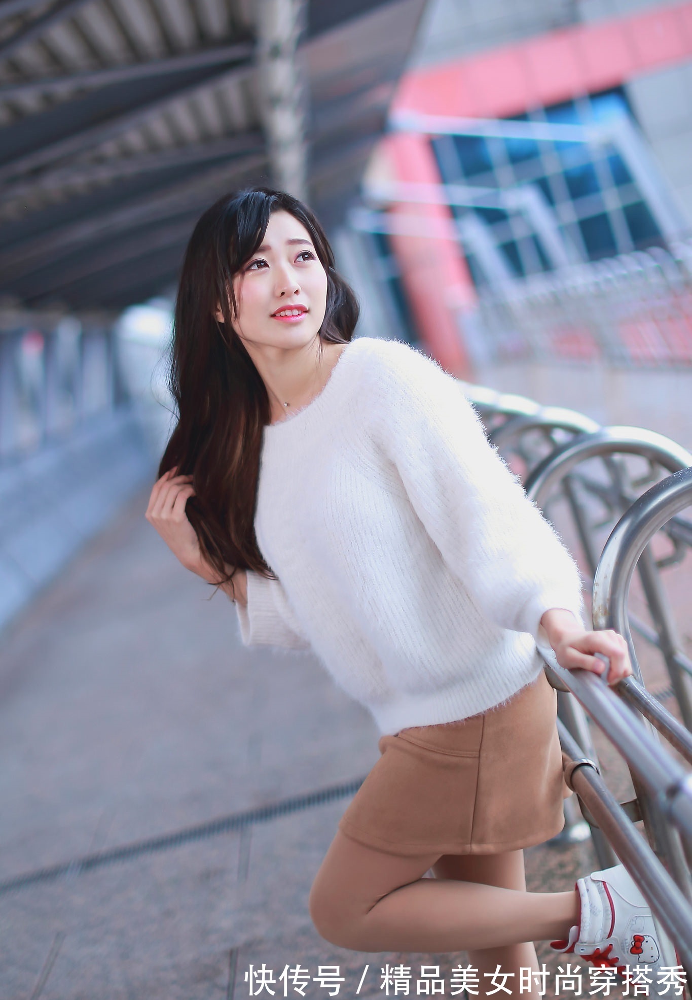 展示|美女身着米色西服短裙，搭配出精致的造型，展示出女人柔和的美