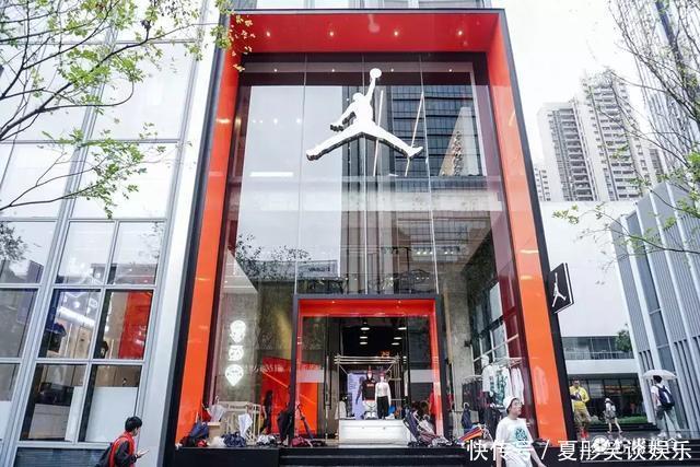亚洲最大JORDAN旗舰店开业,我冒雨把“黑粉脚趾”买到手了!