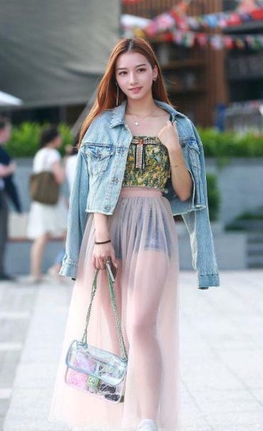 搭配|街拍:抹胸装搭配薄纱长裙的小姐姐,笑容甜美,温婉可人