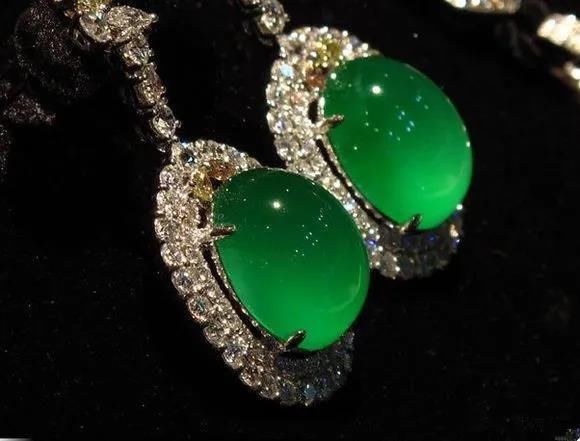 一颗翡翠蛋面凭什么这么贵？这才是真正的“色差一分价差十倍”