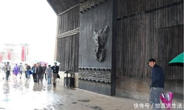 古代的城门为什么要往里开,若往外开,不是更不容易攻破吗?