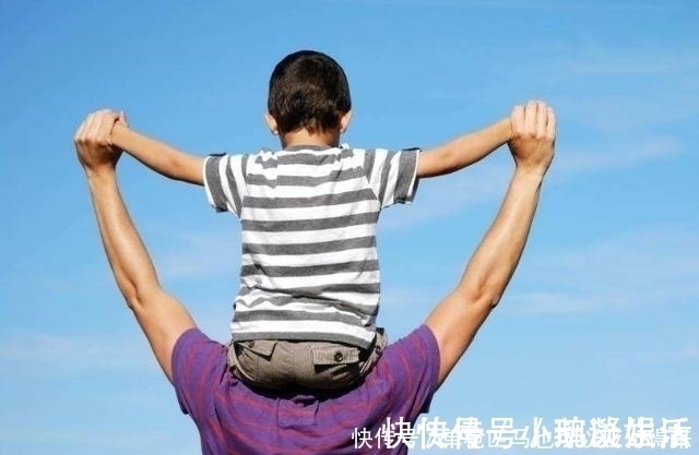 不倒翁|萌娃变身“宝宝牌”不倒翁,全靠爸爸当底座,网友:玩法有点费爹