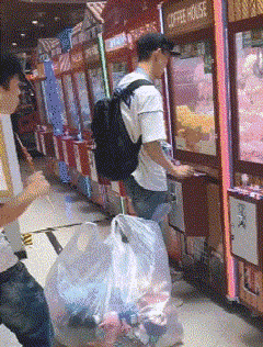 |搞笑GIF: 姜还是老的辣 以后再也不跟老丈人打牌了