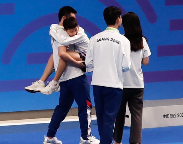 |陈艾森透露全红婵搞笑日常,师兄:还是小孩子,大家都喜欢宠她