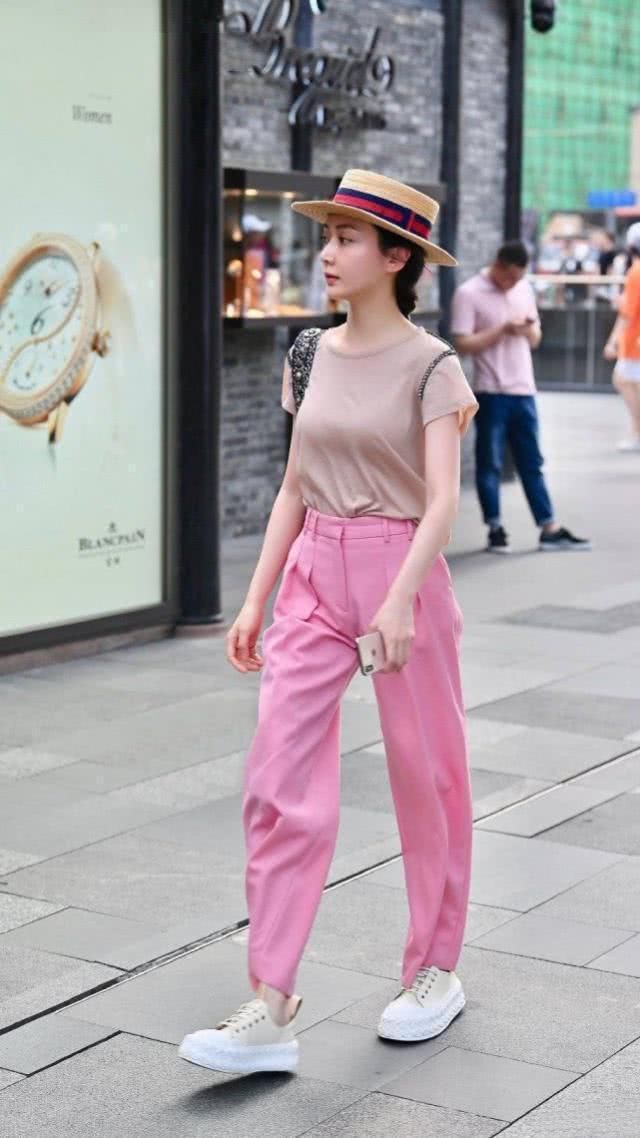 美女清新的休闲搭配简洁时髦，修饰身姿也让你很有气质